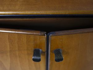 SCARPA AFRA (1937-2011) & TOBIA (n. 1935) : Credenza a quattro ante per Stildomus, Italia  - Asta Asta 438 | DESIGN E ARTI DECORATIVE DEL NOVECENTO Online - Associazione Nazionale - Case d'Asta italiane