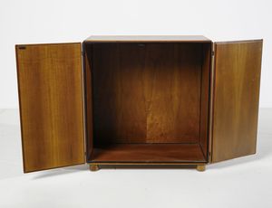 SCARPA AFRA (1937-2011) & TOBIA (n. 1935) : Piccola credenza a due ante per Stildomus, Italia  - Asta Asta 438 | DESIGN E ARTI DECORATIVE DEL NOVECENTO Online - Associazione Nazionale - Case d'Asta italiane
