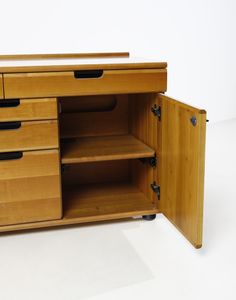 ETTORE SOTTSASS (1917-2007) & HANS VON KLIER (1934-2000) : Mobile da ufficio della Linea Direzionale per Olivetti Synthesis, Ivrea  - Asta Asta 438 | DESIGN E ARTI DECORATIVE DEL NOVECENTO Online - Associazione Nazionale - Case d'Asta italiane