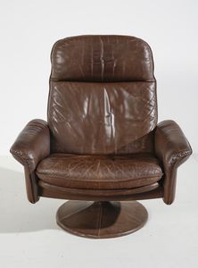 DE SEDE : Poltrona con poggiapiedi  - Asta Asta 438 | DESIGN E ARTI DECORATIVE DEL NOVECENTO Online - Associazione Nazionale - Case d'Asta italiane