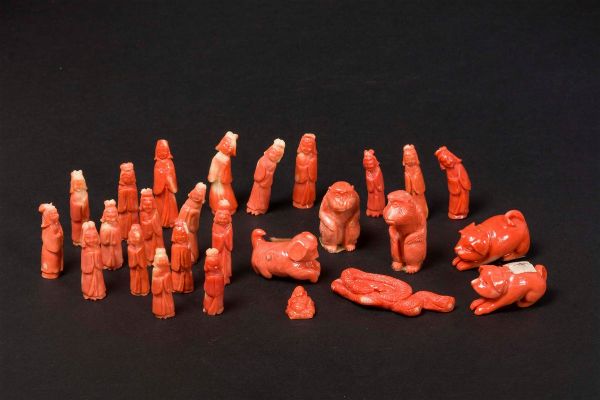 Lotto di ventisei piccole sculture scolpite in corallo, Cina, inizio XX secolo  - Asta Chinese Works of Art - Associazione Nazionale - Case d'Asta italiane