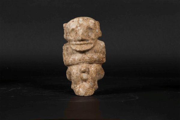 Figura di ermafrodita in giada con inclusioni, Cina, probabilmente periodo neolitico  - Asta Chinese Works of Art - Associazione Nazionale - Case d'Asta italiane