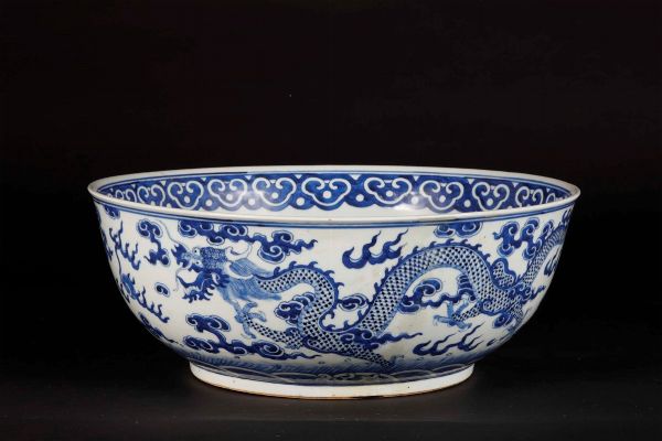 Grande bowl in porcella bianca e blu con decoro di dragoni tra le nuvole, Cina, Dinastia Qing, XIX secolo  - Asta Chinese Works of Art - Associazione Nazionale - Case d'Asta italiane