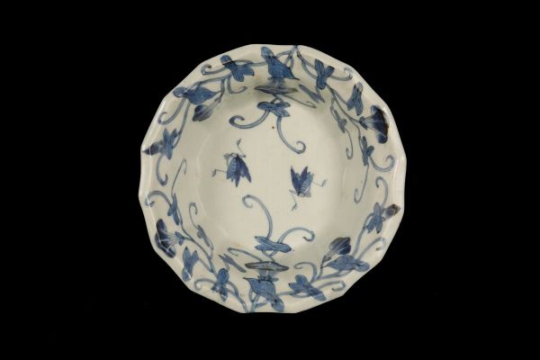 Ciotola in porcellana bianca e blu con grilli, Giappone, XIX secolo  - Asta Chinese Works of Art - Associazione Nazionale - Case d'Asta italiane