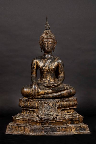 Grande figura di Buddha seduto in bronzo dorato, Thailandia, XIX secolo  - Asta Chinese Works of Art - Associazione Nazionale - Case d'Asta italiane