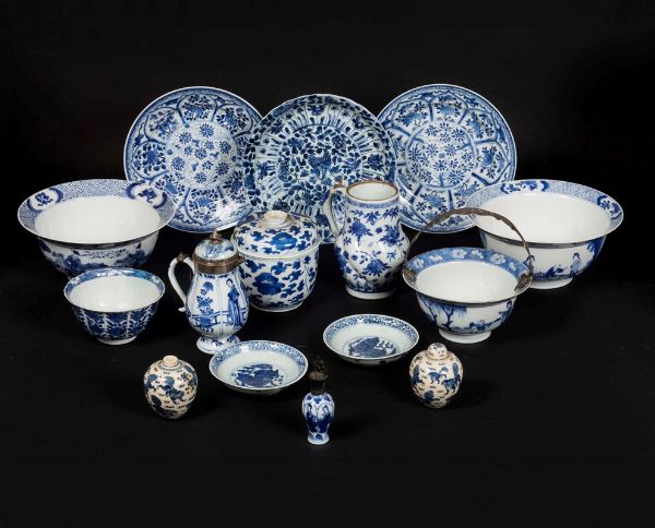 Lotto composto da quindici oggetti vari in porcellana bianca e blu, Cina, Dinastia Qing, epoca Kangxi (1662-1722)  - Asta Chinese Works of Art - Associazione Nazionale - Case d'Asta italiane