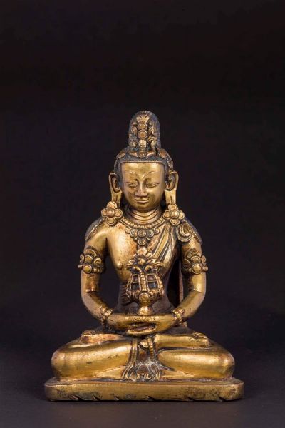 Figura di Amitabha in bronzo dorato seduto con coppa tra le mani, Tibet, XIX secolo  - Asta Chinese Works of Art - Associazione Nazionale - Case d'Asta italiane