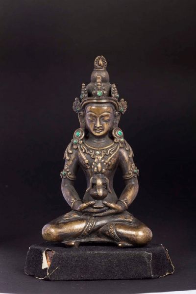 Figura di Amitayus in bronzo con coppa tra le mani con innesti in giadeite, Tibet, XIX secolo  - Asta Chinese Works of Art - Associazione Nazionale - Case d'Asta italiane