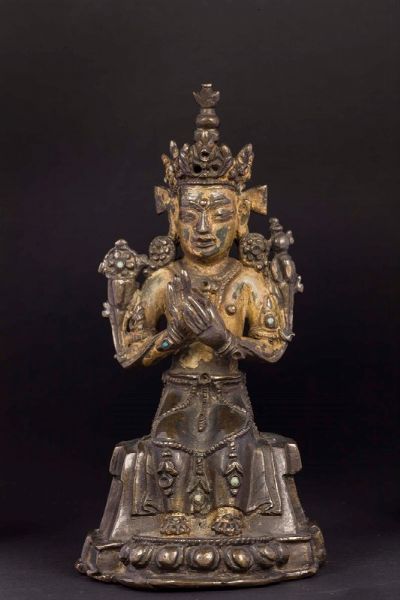 Figura di Maitreya in bronzo dorato con piccoli innesti in pietre dure, Tibet, XIX secolo  - Asta Chinese Works of Art - Associazione Nazionale - Case d'Asta italiane