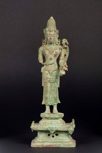 Figura di Buddha eretto in bronzo, XX secolo  - Asta Chinese Works of Art - Associazione Nazionale - Case d'Asta italiane