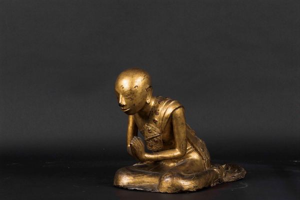 Figura di monaco in preghiera in legno scolpito e dorato, Thailandia, XX secolo  - Asta Chinese Works of Art - Associazione Nazionale - Case d'Asta italiane