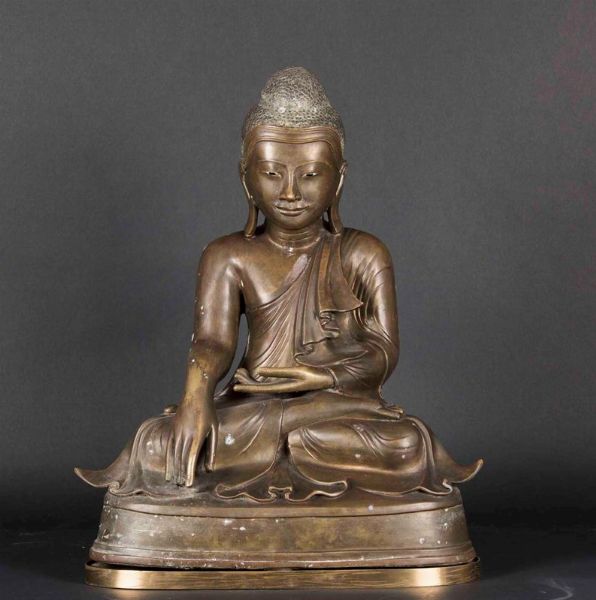 Figura di Buddha seduto in bronzo con tracce di doratura, Birmania, XIX secolo  - Asta Chinese Works of Art - Associazione Nazionale - Case d'Asta italiane