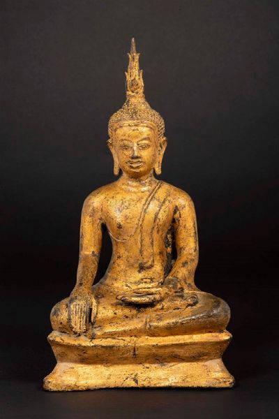 Figura di Buddha seduto in bronzo dorato, Thailandia, inizio XX secolo  - Asta Chinese Works of Art - Associazione Nazionale - Case d'Asta italiane