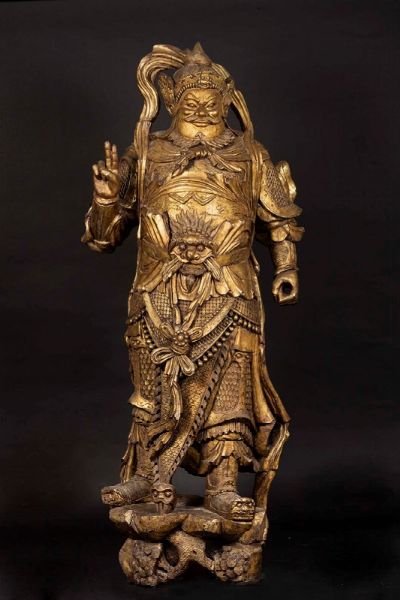 Grande figura di Guandi in legno scolpito e dorato, Cina, Dinastia Qing, XIX secolo  - Asta Chinese Works of Art - Associazione Nazionale - Case d'Asta italiane