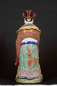 Figura di dignitario con ruyi in porcellana policroma, Cina, Dinastia Qing, XIX secolo  - Asta Chinese Works of Art - Associazione Nazionale - Case d'Asta italiane