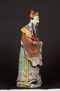 Figura di dignitario con ruyi in porcellana policroma, Cina, Dinastia Qing, XIX secolo  - Asta Chinese Works of Art - Associazione Nazionale - Case d'Asta italiane