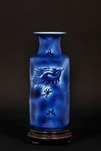 Vaso in porcellana a fondo blu con raffigurazione di drago tra e nuvole, Cina, Dinastia Qing, XIX secolo  - Asta Chinese Works of Art - Associazione Nazionale - Case d'Asta italiane