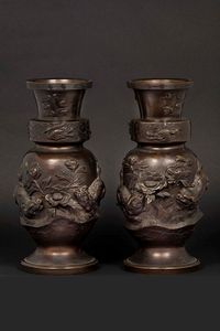 Coppia di vasi in bronzo con cani di Pho a rilievo, Giappone, epoca Meiji, fine XIX secolo  - Asta Chinese Works of Art - Associazione Nazionale - Case d'Asta italiane