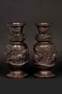 Coppia di vasi in bronzo con cani di Pho a rilievo, Giappone, epoca Meiji, fine XIX secolo  - Asta Chinese Works of Art - Associazione Nazionale - Case d'Asta italiane
