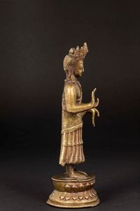 Figura di Buddha stante in bronzo dorato, Nepal, XIX secolo  - Asta Chinese Works of Art - Associazione Nazionale - Case d'Asta italiane
