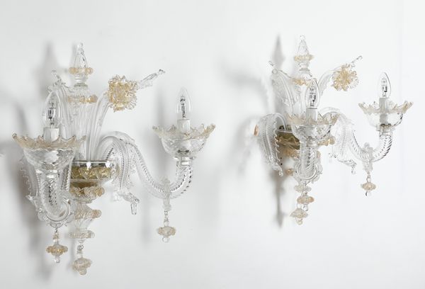 Coppia di appliques in cristallo di Murano bianco e oro a due braccia  - Asta Decoro in stile antico Palazzo Pugliese - Associazione Nazionale - Case d'Asta italiane
