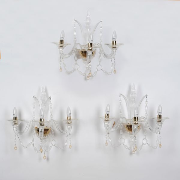 Tre appliques in cristallo di Murano bianco e oro a tre braccia  - Asta Decoro in stile antico Palazzo Pugliese - Associazione Nazionale - Case d'Asta italiane