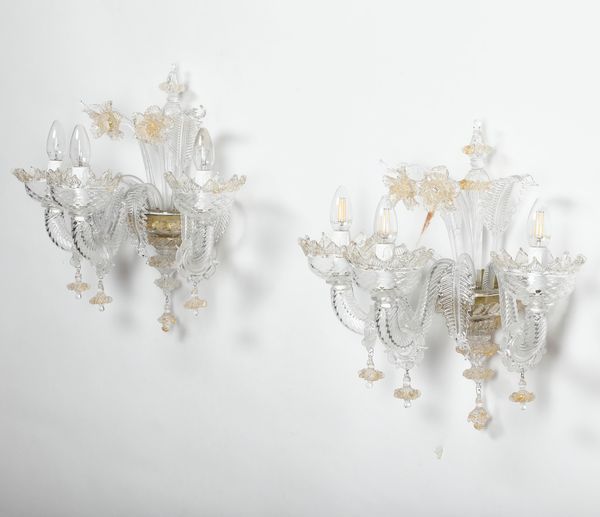 Coppia di appliques in cristallo di Murano bianco e oro a tre braccia  - Asta Decoro in stile antico Palazzo Pugliese - Associazione Nazionale - Case d'Asta italiane