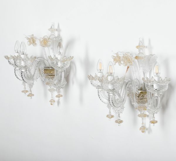 Coppia di appliques in cristallo di Murano bianco e oro a tre braccia  - Asta Decoro in stile antico Palazzo Pugliese - Associazione Nazionale - Case d'Asta italiane
