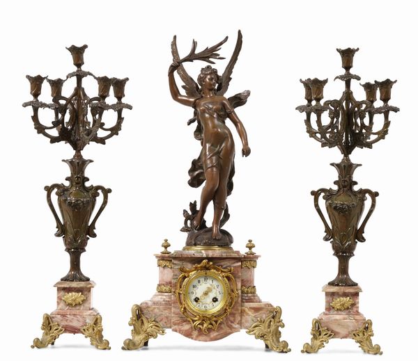 Trittico composto da coppia di candelabri e pendola in ottone e marmo rosa. XX secolo  - Asta Decoro in stile antico Palazzo Pugliese - Associazione Nazionale - Case d'Asta italiane