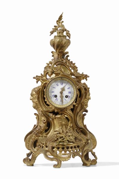 Pendola da tavolo in bronzo dorato, XX secolo  - Asta Decoro in stile antico Palazzo Pugliese - Associazione Nazionale - Case d'Asta italiane