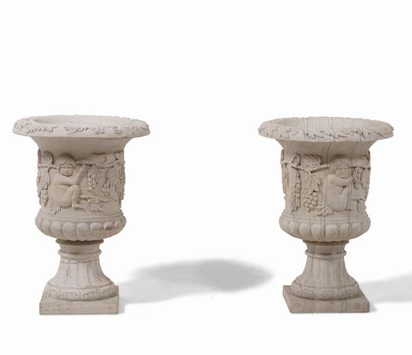 Coppia di vasi in marmo bianco scolpito, XX secolo  - Asta Decoro in stile antico Palazzo Pugliese - Associazione Nazionale - Case d'Asta italiane