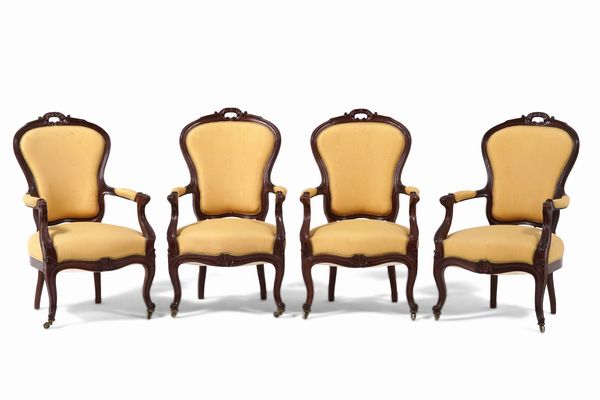 Lotto di quattro poltrone in legno e tessuto giallo, inizio XX secolo  - Asta Decoro in stile antico Palazzo Pugliese - Associazione Nazionale - Case d'Asta italiane