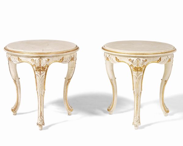 Coppia di tavolini in legno intagliato e dipinto e marmo. XX secolo  - Asta Decoro in stile antico Palazzo Pugliese - Associazione Nazionale - Case d'Asta italiane