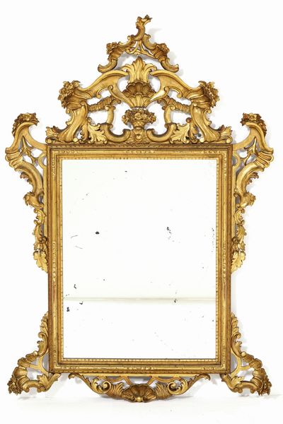 Specchiera in legno intagliato e dorato. Inizio XX secolo  - Asta Decoro in stile antico Palazzo Pugliese - Associazione Nazionale - Case d'Asta italiane