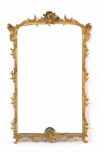 Specchiera in legno intagliato e dorato. XX secolo  - Asta Decoro in stile antico Palazzo Pugliese - Associazione Nazionale - Case d'Asta italiane