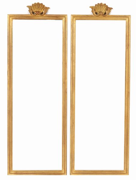 Coppia di specchiere in legno intagliato e dorato. XX secolo  - Asta Decoro in stile antico Palazzo Pugliese - Associazione Nazionale - Case d'Asta italiane