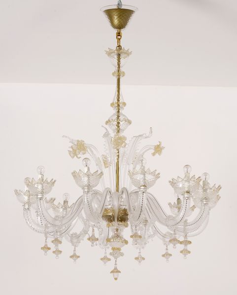 Lampadario a dodici braccia in cristallo di Murano bianco e oro  - Asta Decoro in stile antico Palazzo Pugliese - Associazione Nazionale - Case d'Asta italiane