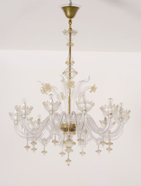 Lampadario a dodici braccia in cristallo di Murano bianco e oro  - Asta Decoro in stile antico Palazzo Pugliese - Associazione Nazionale - Case d'Asta italiane