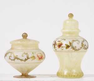 Coppia di vasi con coperchio in vetro con stampato decorazioni floreali  - Asta Decoro in stile antico Palazzo Pugliese - Associazione Nazionale - Case d'Asta italiane
