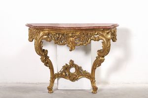 Coppia di consolles a goccia in legno intagliato e dorato. XX secolo  - Asta Decoro in stile antico Palazzo Pugliese - Associazione Nazionale - Case d'Asta italiane