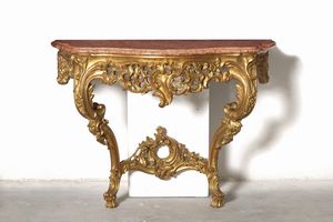 Coppia di consolles a goccia in legno intagliato e dorato. XX secolo  - Asta Decoro in stile antico Palazzo Pugliese - Associazione Nazionale - Case d'Asta italiane