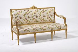 Divano in legno intagliato e dorato. XX secolo  - Asta Decoro in stile antico Palazzo Pugliese - Associazione Nazionale - Case d'Asta italiane