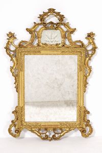 Coppia di specchiere in legno intagliato e dorato. Italia XIX-XX secolo  - Asta Decoro in stile antico Palazzo Pugliese - Associazione Nazionale - Case d'Asta italiane