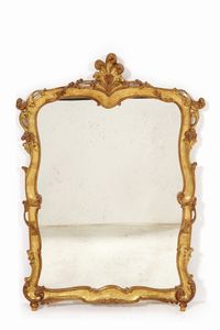 Coppia di specchiere in legno intagliato e dorato. XX secolo  - Asta Decoro in stile antico Palazzo Pugliese - Associazione Nazionale - Case d'Asta italiane