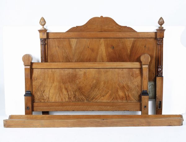 Letto Impero in noce. XIX secolo  - Asta Antiquariato - Associazione Nazionale - Case d'Asta italiane
