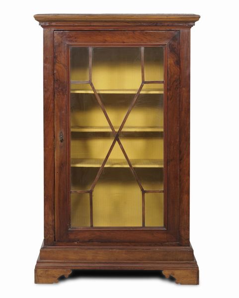 Vetrina ad unanta lastronata in noce  - Asta Antiquariato - Associazione Nazionale - Case d'Asta italiane