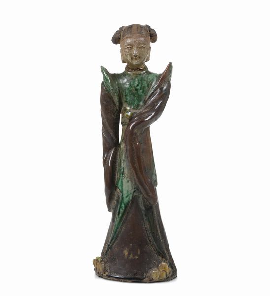 Figurina femminile in terracotta smaltata, Cina, XX secolo  - Asta Antiquariato - Associazione Nazionale - Case d'Asta italiane