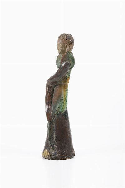 Figurina femminile in terracotta smaltata, Cina, XX secolo  - Asta Antiquariato - Associazione Nazionale - Case d'Asta italiane