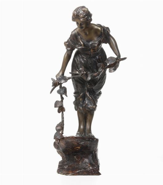 Scultura femminile in metallo. XX secolo  - Asta Antiquariato - Associazione Nazionale - Case d'Asta italiane