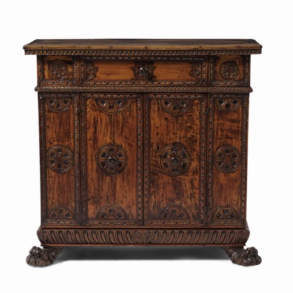 Credenza in noce con decorazione floreale intagliata, gambe ferine. Stile 700  - Asta Antiquariato - Associazione Nazionale - Case d'Asta italiane